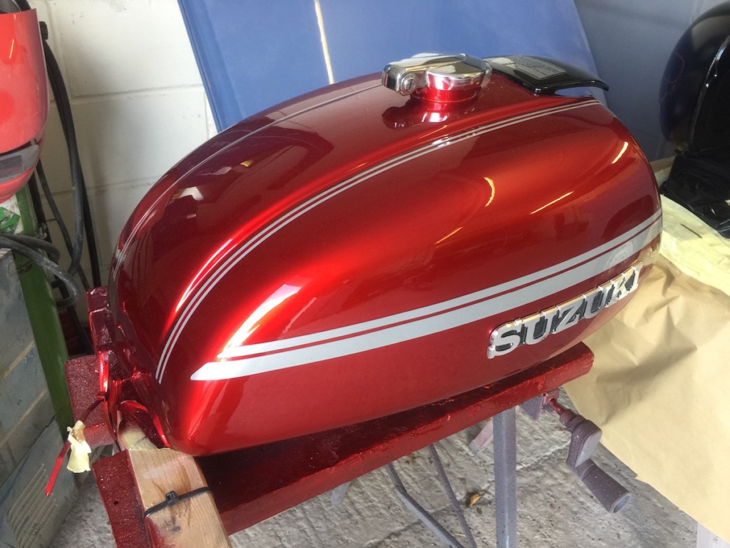 Suzuki GT750 Fuel tank respray Restoration & Repair - White's Bodyworks